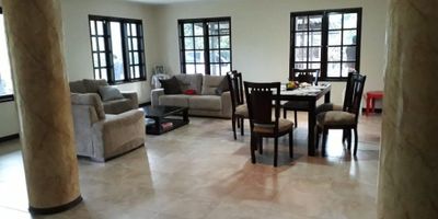 Hermosa Finca muy amplia, excelente vista, muy buen clima ideal para cultivos, tiene cultivo de maiz, amplias zonas verdes, a 5 minutos de carretera principal, excelente acceso vehicular. Casa de 2 niveles tipo colonial con 6 alcobas, 4 baños, sala, comedor, cocina integral, balcon con hermosa vista, piso en porcelanato, garaje y bahia de parqueo para visitantes.
