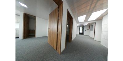 Segundo piso de un Edificio que incluye 10 apartaestudios de un solo ambiente con su respectivo baño con division en vidrio templado, cocina semi integral, gas natural, calentador, alfombrado.

Adicional cuenta para todos con una zona de ropas con secadora y lavadora, un jacuzzi y reserva de agua para todo el piso.
