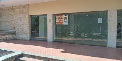 Arriende este moderno local de 136 m² en Altos de Riomar, Barranquilla, Atlántico. Este espacio comercial ofrece 2 baños y 2 parqueaderos, incluyendo uno asignado con un cuarto para sistema pequeño, ideal para su negocio. Con 5 años de antigüedad, el inmueble cuenta con vigilancia, brindando seguridad. La administración aproximada es de $899,185. Ubicado en un sector de estrato 7, cercano a servicios y vías principales en Barranquilla, es una excelente opción para su emprendimiento. ¿Desea conocerlo? Contáctenos por WhatsApp o solicite ver los teléfonos disponibles.