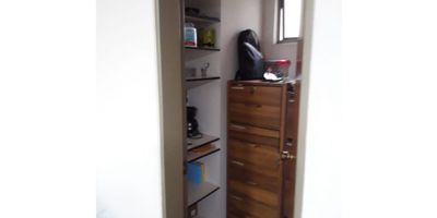 Linda oficina con baño, ascensor, salón social, vigilancia, citófono, cámaras, portería
