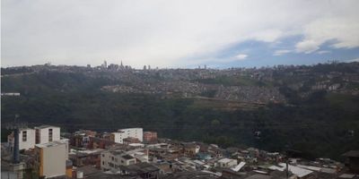 Excelente oportinidad de negocio , cerca al cable aereo , parque principal de villamaria , consta de 3 niveles con una area 450 mts , sala , comedor , 16 alcobas con sus respectivos baños , 1 baño social , zona de ropas amplia , terraza con vista panoramicamica , buena ilumiacion , perfecto para descansar , clima templado 
