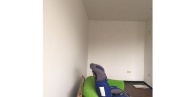 Arriendo Local en Palermo, Manizales

Amplio local de 18 m² en el sector de Palermo, ideal para tu negocio. Cuenta con un baño y pisos en cerámica, ofreciendo un espacio funcional y bien cuidado. Ubicado sobre una vía principal, con acceso pavimentado y cerca de zonas urbanas, colegios y universidades. También está bien conectado con el transporte público, lo que asegura una alta visibilidad y fácil acceso. ¡Perfecto para establecer tu comercio en una zona comercial vibrante!
