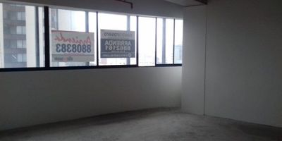 Arriendo Local en Avenida Santander, Manizales

Local de 40 m² en una ubicación destacada en Avenida Santander. Este espacio en el cuarto piso ofrece gran comodidad con garaje cubierto, cuarto útil y acceso a salón social y gimnasio. La propiedad cuenta con citófono, portería y vigilancia 24 horas, además de acceso pavimentado y cercanía a zonas urbanas, colegios y universidades. También disfrutarás de áreas verdes y canchas cercanas, con excelente conexión al transporte público. Ideal para tu negocio en una zona comercial y residencial de alta demanda.
