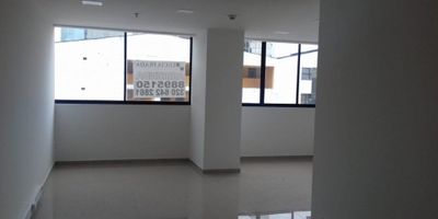 Arriendo Local en Av. Santander con Garaje, Manizales

Este amplio local de 38.8 m², situado en el cuarto piso, es perfecto para tu negocio. Ubicado en una zona estratégica de la Avenida Santander, ofrece pisos en porcelanato, garaje cubierto y acceso a diversas comodidades. Disfruta de salón social, gimnasio, juegos infantiles y canchas en el edificio. La propiedad cuenta con citófono, portería y vigilancia, así como acceso pavimentado y proximidad a colegios, universidades y transporte público. Ideal para combinar la comodidad con una ubicación excelente en una zona comercial y residencial.
