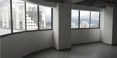 Arriendo Oficina en Av. Santander, Manizales

Descubre esta oficina de 57 m² en una ubicación privilegiada, con una vista panorámica impresionante. Con pisos en porcelanato y una práctica cocineta, esta oficina también ofrece garaje cubierto. El edificio cuenta con amplias áreas sociales, gimnasio, canchas, zonas verdes y juegos infantiles. La vigilancia y portería garantizan seguridad y comodidad en una zona comercial vibrante, cerca de centros comerciales y universidades. Ideal para tu negocio en una de las principales avenidas de la ciudad.
