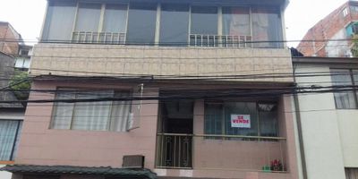 Venta de Casa con Renta en Los Cedros, Manizales

Amplia y bien ubicada casa de 5 pisos, ideal para inversión. Su distribución permite generar ingresos por arriendo de múltiples unidades independientes.

Distribución:


 Primer piso: 2 alcobas, 1 baño, 2 clósets, zona de ropas, sala comedor, ducha eléctrica, gas natural, cocina sencilla.
 Segundo piso: 4 alcobas, 1 baño, ducha, cocina sencilla, sala comedor, zona de ropas.
 Tercer piso: 2 alcobas, 1 baño, ducha, cocina sencilla, zona de ropas.
 Cuarto piso: 1 alcoba, 1 baño, cocina semi integral, sala comedor, gas natural, calentador, zona de ropas.
 Quinto piso: 3 alcobas, 1 baño, sala comedor, gas natural, calentador, cocina sencilla.


Ubicada en una zona estratégica, con fácil acceso al transporte público y comercios cercanos. Contáctanos para más información o para agendar una visita.
