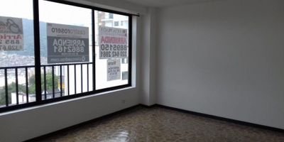Arriendo Oficina en La Estrella, Manizales

Esta oficina de 127 m² en un sector exclusivo de Manizales ofrece 5 ambientes versátiles y 2 baños. Dispone de cocina semi-integral, baño de servicio y zona de ropas. Además, cuenta con gas natural, garaje cubierto, y vigilancia las 24 horas. El edificio incluye citófono y portería, garantizando comodidad y seguridad. Ideal para establecer tu negocio en una ubicación destacada de la ciudad.
