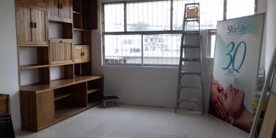 Se Alquila Local en La Estrella, Manizales

Ubicado en la Av. Santander, este local de 120 m² es perfecto para cualquier tipo de negocio. Con pisos en porcelanato, terraza y zona de parqueo, ofrece un espacio versátil y bien distribuido. La propiedad se encuentra en una zona comercial y residencial activa, con fácil acceso a centros comerciales y universidades. Ideal para oficinas u otros usos comerciales. ¡No te pierdas esta excelente oportunidad!
