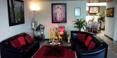 Casa muy amplia de 3 niveles muy bien ubicada, central con 8 alcobas, 6 baños, 2 salas, comedor, vestier, estudio, biblioteca, cocina integral, gas natural, calentador 2 balcones y terraza con hermosa vista, zona de ropas, patio, alcoba de servicio, pisos en ceramica y marmol, garaje.

El conjunto cuenta con porteria, bahia de parqueo, reserva de agua, vigilancia privada 24 horas.
