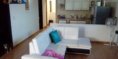 Apartamento muy bien ubicado con 3 alcobas, closet, baño, sala comedor, cocina sencilla, gas natural, calentador, balcon, pisos en ceramica, estudio, conjunto con bahia de parqueo.
