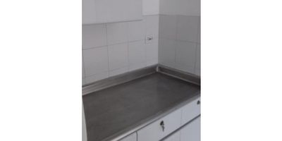 Se alquila Oficina en una excelente ubicacion, consta de 29 mts2, buena iluminacion. pisos en porcelanato, cocineta. 
