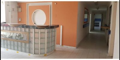 Edificio comercial para la venta al sur de la ciudad de Armenia, actualmente se encuentra rentado, lo que lo convierte en una muy buena inversión. 

Ideal para una institucion educativa o de salud, con transporte publico en la puerta del edificio.

Contáctenos.