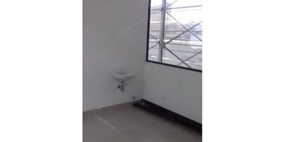 Local muy bien ubicado con pisos en cerámica, ascensor, juegos infantiles, portería, vigilancia, cámaras 
