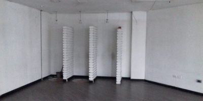 Local en excelente sector de la ciudad, consta de 35mts2 aprox, pisos en laminado, ascensor, bien ubicado e iluminado.
