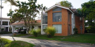 ? Espectacular Casa Campestre en Venta | Amplios Espacios y Conexión con la Naturaleza

Disfruta de la tranquilidad y el confort en esta hermosa casa de 300 m² construidos, ubicada en un terreno de 1.000 m², ideal para quienes buscan un hogar rodeado de naturaleza sin renunciar a la comodidad.

?️ Espacios Amplios y Funcionales: Con 4 habitaciones, cada una con baño privado, esta casa ofrece el equilibrio perfecto entre privacidad y amplitud. Además, cuenta con biblioteca/estudio, habitación de servicio y zonas sociales bien distribuidas.

? Diseño y Confort: Disfruta de su chimenea, balcón con vista panorámica, jacuzzi y terraza, perfectos para momentos de relajación y esparcimiento.

?️ Cocina Integral Moderna: Espaciosa, con diseño tipo americano, comedor auxiliar y acabados de alta calidad para una experiencia culinaria excepcional.

? Comodidad y Seguridad: Parqueadero para 4 vehículos, acceso pavimentado, urbanización cerrada con vigilancia, portería y circuito cerrado de TV.

? Entorno Natural y Ubicación Privilegiada: Rodeada de bosques nativos, zonas verdes y áreas turísticas, con cercanía a parques y transporte público.

? ¡Pet Friendly! Ideal para quienes desean un hogar amplio donde sus mascotas también disfruten del entorno.

Una propiedad exclusiva en una zona campestre y residencial. ¡Contáctanos y agenda tu visita! ?


