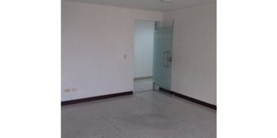 Adecuada oficina con pisos en cerámica, portería, citófono, cámaras, vigilancia

