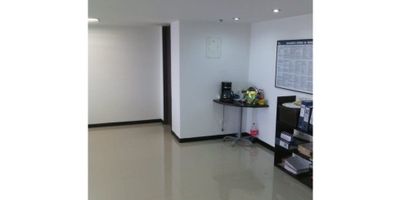 Amplia oficina, bien ubicada, que consta de 1 baño, pisos en porcelanato, garaje cubierto, portería, vigilancia, cámaras
