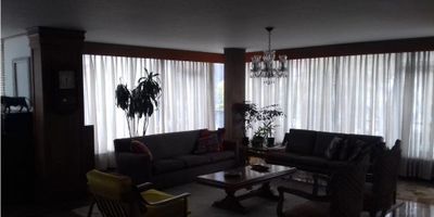 Se alquila Casa Comercial en excelente sector de la ciudad, consta de 4 habitaciones con su respectivo closet, sala, comedor, 4 baños, pisos en marmol, alcoba de servicio, baño servicio, zona de ropas, gas natural, calentador, cocina integral y terraza. 
