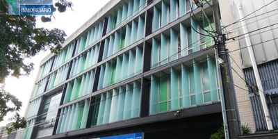 Oficina para arriendo con área de 202.92 metros cuadrados aproximadamente y altura de 3.20 metros. Al valor del canon se le debe sumar el IVA del 19 porciento. Incluye cuota de  administración. Cuenta con dos parqueaderos. Ubicada en Edificio en sector comercial, que cuenta con Circuito cerrado de TV, vigilancia privada, parqueaderos privados, tanques de reserva de agua, planta de emergencia en zonas comunes y zona de comidas en el segundo nivel. Incrementos del IPC + 3 Puntos porcentuales. Por quedar en sector con cercanía a vía principal como la Avenida Guayabal, a la Estación Ayurá del Sistema Metro, cuenta con fácil acceso a transporte público.