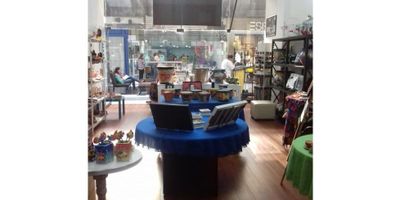 Amplio y adecuado local comercial con baño de servicio, pisos en madera, ascensor, portería, vigilancia, cámaras
