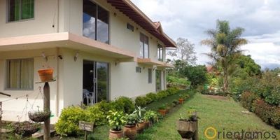 Se vende finca en Rionegro, cuenta con un área de 200 metros cuadrados, con cocina integral, sala, comedor, 5 alcobas con closets, 4 baños, 1 patio, 1 vestier, sala, comedor, cocina interal, red de gas,zona de ropas.