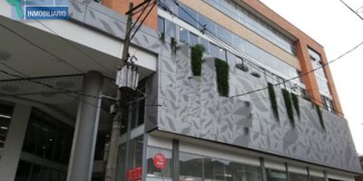 Local en obra gris, ubicado en primer piso de centro comercial de 4 niveles que consta de 47 locales comerciales, 54 oficinas y 19 burbujas y parqueadero para visitantes; ubicado en sector comercial con facilidad de transporte publico, cerca a la estacion del Metro de Itagui y de 2 estaciones de Metro Plus. El canon de arrendamiento incluye la cuota de administracion y se le debe sumar el IVA del 19 por ciento.