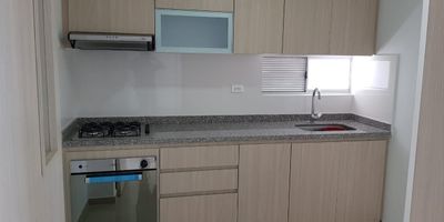 Amplio apartamento en venta en Barranquilla, ubicado en el reconocido barrio Campo Alegre, Atlántico. Este inmueble de 134 m² construidos y privados cuenta con 3 habitaciones y 3 baños, ofreciendo espacio y confort. Incluye 2 parqueaderos para su conveniencia. El edificio dispone de vigilancia y gimnasio, sumando valor a su vida diaria. Con 5 años de antigüedad, el apartamento ofrece una vista exterior. Una excelente oportunidad de compra en estrato 4. Contáctenos para más detalles o agendar una visita a través de nuestras opciones de WhatsApp, quiero que me contacten o ver teléfonos.