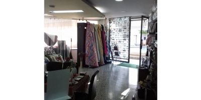 Se alquila local en excelente sector de la ciudad, consta de 90 mts2 aprox, pisos en porcelanato, baño de servicio y zona de parqueo. 
