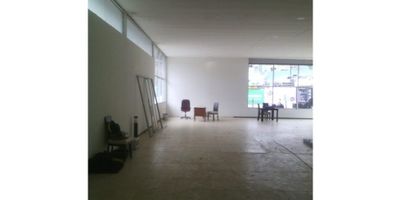 Se alquila Local en excelente ubicacion, consta de un area 240 mts2, pisos en ceramica, buena iluminacion y muy central. 
