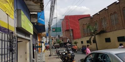 PARQUEADERO con ubicación estratégica, cerca al parque principal de bello, cuenta , 1 baño, esta ubicado sobre via principal, tiene espacios muy amplios, cuenta con cercanía también a la registraduria de bello, espacio muy apropiado para bodegaje y para almacén, cuenta con fácil acceso a rutas de transporte público y a rutas integradas metro.