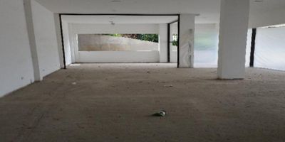 Este increíble local se encuentra ubicado en ciudad de Villamaría, en el departamento de Caldas, Colombia. Con un área total de terreno de 220 M2, esta propiedad cuenta con todo lo necesario para ser la elección perfecta para tu negocio.

Su diseño adosado y su doble ventana permiten una amplia entrada de luz natural, brindando una sensación de amplitud y luminosidad en todo el espacio. Además, cuenta con suelos de cerámica y mármol, lo que le da un toque de elegancia y modernidad a tus instalaciones.

Al ser un local unifamiliar, tendrás la privacidad y libertad de funcionar a tu propio ritmo. Y lo mejor de todo, ¡disfrutarás de una increíble vista panorámica de la ciudad y sus alrededores!

Con acceso pavimentado, será muy fácil llegar a tu nuevo local en cualquier tipo de vehículo, ya sea personal o de tus clientes. Además, podrás contar con una zona social donde podrás realizar actividades recreativas y de entretenimiento para tus empleados o clientes.

La ubicación de este inmueble es inmejorable, ya que se encuentra cercano a importantes centros comerciales, lo que aumenta el flujo de clientes potenciales. Además, su cercanía a la zona urbana y al transporte público facilitará el acceso de tus clientes y empleados.

Y si eres de los que ama vivir cerca de su lugar de trabajo, este local también cuenta con una zona residencial cercana, ofreciendo la posibilidad de vivir y trabajar en el mismo lugar. Sin olvidar que, al estar ubicado en una zona comercial, tendrás una amplia oferta de servicios y tendencias en el mercado.

Por último, pero no menos importante, cabe destacar la presencia de zonas verdes alrededor del local, lo que le da un toque de naturaleza y frescura a tu entorno de trabajo. ¡No esperes más para hacer de este local tu nuevo hogar de negocios en Villamaría!
