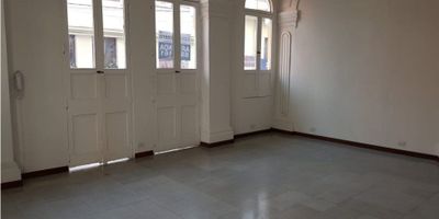 Amplia y adecuada oficina con baño auxiliar, pisos en cerámica, citófono, muy iluminada
