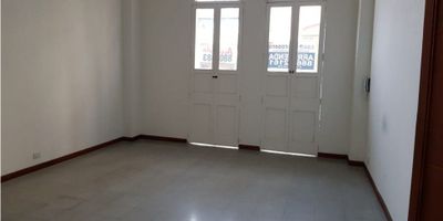 Amplia y adecuada oficina con baño auxiliar, pisos en mármol, citófono, muy iluminada
