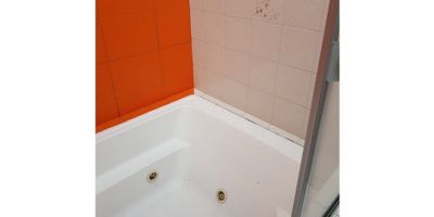 Amplia y adecuada casa comercial que consta de 3 alcobas con su respectivo closet, 3 baños, sala, comedor, cocina integral, gas natural, calentador, zona de ropas, terraza, patio, estudio, garaje cubierto, pisos en retal de mármol y madera 
