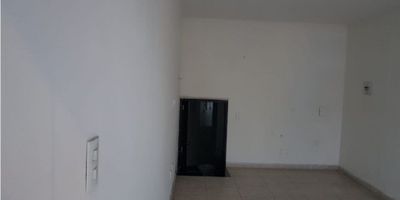 Adecuado local con buena iluminación, baño auxiliar, gas natural, pisos en cerámica 
