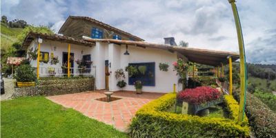 Se vende finca en Guatapé,

Casa con 4 habitaciones, 3 baños, cocina tipo kiosko o rancho, parqueadero para diez carros, acabados en carpintería fina, un deck de 50 metros aproximadamente; jacuzzi para 12 personas, la sala tiene chimenea y un comedor grande independiente. Cuenta también con casa para mayordomo completa.

La finca tiene dos hermosas cascadas, y una vista panoramica de 360°.

Tiene vista a la Piedra del Peñol 

¡CONQUISTA TU ESPACIO!
