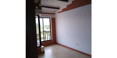 Espectacular apartamento muy iluminado de 2 niveles distribuido de la siguiente manera:

Nivel 1: Alcoba, cocina muy amplia sencilla, gas natural, baño, sala, comedor, zona de ropas.

Nivel 2: 3 alcobas, baño, estudio, pisos en ceramica.

El conjunto cuenta con porteria, 2 piscinas, cancha de futbol sintetica, voleyball, golfito, parques infantiles.
