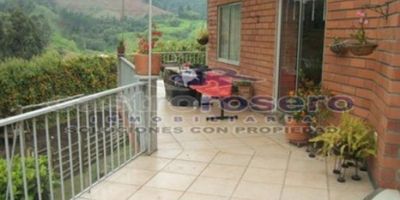 Venta de casa en La Florida, Villamaria 

Excelente casa en la florida cuenta con 4 habitaciones, 3 baños, sala, comedor, cocina integral, cuenta con 2 terrazas, 1 balcón, patio, huerta, garaje cubierto para 2 carros y zona de parqueo, alcoba principal con vestier, baño privado y jacuzzi , 1 estudio con biblioteca, 1 alcoba de servicio, zona de lavandería, en la parte de abajo de la casa tiene un espacio con area de 250 m2 aproximadamente, para construir habitaciones, baños (otra vivienda)o zona de esparcimiento, acabados de lujo.
