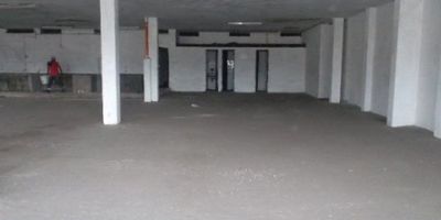 Si estás buscando una oportunidad de inversión en uno de los principales centros urbanos de Colombia, este local en Manizales es la opción perfecta para ti. Este inmueble cuenta con todas las características que buscas para el éxito de tu negocio.

Con una amplia superficie de 665 metros cuadrados tanto en su área de terreno como en su área construida y privada, este local ofrece un espacio versátil y adaptable a las necesidades de tu negocio. Además, cuenta con una cómoda alcoba y cuatro baños, incluyendo uno auxiliar, para garantizar la comodidad de tus empleados y clientes.

Su ubicación estratégica en una zona comercial y residencial garantiza un alto flujo de personas y una exposición constante de tu negocio. Además, el acceso pavimentado y la cercanía a colegios y universidades, parques, transporte público y áreas verdes, hacen que esta propiedad sea aún más atractiva para tus clientes.

El local también cuenta con una amplia área social, perfecta para reuniones y eventos corporativos, siendo un gran atractivo para empresas y emprendedores. Además, su ubicación en una ciudad tan pujante como Manizales garantiza un clima de negocios favorable y un crecimiento constante en el mercado inmobiliario.

No pierdas la oportunidad de invertir en este increíble local en Manizales, una ciudad en constante desarrollo y con un alto potencial para tus negocios. ¡Contáctanos hoy mismo para conocer más detalles y hacer realidad tu inversión inmobiliaria en Colombia!
