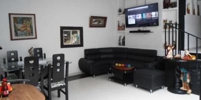 Un vistazo a tu futuro hogar

En el tranquilo barrio de Fátima, ubicado en la ciudad de Manizales, se encuentra una oportunidad única para establecer tu hogar. Esta espectacular casa en venta está diseñada meticulosamente para satisfacer tus más altas expectativas. Con una generosa área privada de 260 metros cuadrados y una construcción total de 280 metros cuadrados, este inmueble ofrece el espacio y la comodidad que tu familia merece.

Espacios y comodidades

Al ingresar a esta magnífica residencia, serás recibido por un ambiente de elegancia y funcionalidad. La casa cuenta con cuatro amplias alcobas, ofreciendo espacio más que suficiente para cada miembro de la familia. Además, disfrutarás de la conveniencia de contar con tres baños completos, incluyendo uno en la habitación principal y otro baño auxiliar para la comodidad de tus visitantes.

Detalles exteriores y entorno

La ubicación privilegiada de esta propiedad garantiza no solo confort en el hogar, sino también acceso a una variedad de servicios y facilidades en sus alrededores. Con vías de acceso pavimentado, colegios y universidades cercanos, así como parques y zonas verdes para disfrutar de la naturaleza, tendrás todo lo que necesitas a tu alcance. Además, la proximidad al transporte público facilita la movilidad dentro de la ciudad.

Un hogar seguro y acogedor

Más allá de sus impresionantes características físicas, esta casa ofrece algo aún más valioso: tranquilidad y seguridad para ti y tu familia. En un entorno residencial tranquilo y seguro, podrás disfrutar de momentos especiales sin preocupaciones, sabiendo que estás protegido por instalaciones de alta calidad y un vecindario amigable.

Oportunidad única en Manizales

No pierdas la oportunidad de adquirir esta joya inmobiliaria en el corazón de Manizales. Ya sea que estés buscando tu primer hogar, una propiedad para inversión o simplemente un lugar donde establecer raíces, esta casa en Fátima ofrece todo lo que n