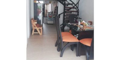 ? Casa con Renta en Venta – La Enea, Manizales

¡Oportunidad de inversión! Esta amplia casa de 3 niveles es ideal para quienes buscan un hogar espacioso con la posibilidad de generar ingresos adicionales.

? Espacios Amplios y Funcionales: Con 150 m² de área construida, la casa cuenta con 6 alcobas, 3 clósets, 4 baños, sala, comedor y cocina semi integral con gas natural y calentador.

?️ Comodidades y Diseño: Dispone de zona de ropas, patio, alcoba de servicio y pisos en cerámica, brindando un ambiente práctico y acogedor.

? Parqueadero y Ubicación: Cuenta con garaje privado y acceso pavimentado. Ubicada en un sector residencial con cercanía a colegios, universidades, comercio y transporte público.

Si buscas un hogar con excelente distribución y potencial de renta, ¡esta casa es para ti! Contáctanos para más información y agenda tu visita. ?

