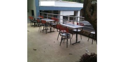 Excelente Local, ya acreditado, en muy buena zona comercial, muy central y amplio.
