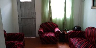 Casa - lote para la venta en sector céntrico de Manizales, construcciòn mixta, 3 viviendas, 9 cuartos en total, 3 baños, corredores, 2 patios, pisos en ceràmica y madera, 1 cocina semi-integral, 2 cocinas sencillas. 11 metros de frente por 15.5 metros de fondo.
