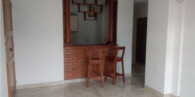 Arriendo apartamento en Milán, Manizales

Cómodo apartamento de 48 m2 en conjunto cerrado, ubicado en el exclusivo sector de Milán. Consta de 1 habitación con 2 clósets, cocina semi-integral con barra estilo americano, biblioteca, zona de ropas, calentador, gas natural, y sala-comedor. El conjunto ofrece portería, vigilancia permanente, salón social y gimnasio. No tiene parqueadero, pero existe la posibilidad de conseguir uno.
