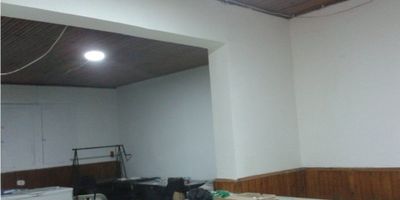 ? Casa en Venta con Renta en Campohermoso, Manizales

¡Oportunidad de inversión en el sector universitario de Manizales! Esta amplia propiedad ofrece varias unidades rentables y gran potencial de ampliación, ideal para generar ingresos constantes.

? Amplios Espacios:
Casa principal: 7 habitaciones, sala-comedor, estudio, chimenea, 2 baños, cocina sencilla, patio, antejardín y pisos en cerámica y madera.
2 apartamentos: Cada uno con 2 habitaciones, sala-comedor, cocina sencilla, baño y patio.
2 apartaestudios con distribución funcional.
2 locales comerciales con baño, perfectos para negocios.

? Zona de Parqueo y Bodega:
Parqueadero cubierto para 3 carros y espacio exterior para 3 vehículos adicionales.
Bodega y antejardín, con posibilidad de expansión.

? Ubicación Estratégica:
Área de 612 m² de terreno y 520 m² construidos en estrato 4.
Cercana a universidades, con excelente proyección y valorización.

? ¡Aprovecha esta gran inversión en Campohermoso! Contáctanos para más información y agenda tu visita.
