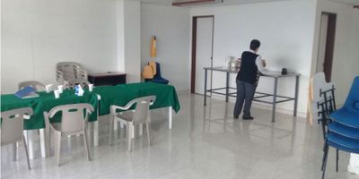 venta de oficina en el Centro

excelente inversion , cerca avenida principal , colegios y universidad  , cuenta con una area de 91.63 mts , son 2 oficina , piso general en ceramica , 2 baños , tipo de cocina sencilla , vista panoramica , buena iluminacion , cuanta con ascensor 
