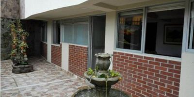 ? Venta de Propiedad Horizontal en La Francia, Manizales ?

¡Inversión ideal en una propiedad horizontal para estrenar!


 Área de Terreno: 407.53 m².
 4 Pisos de excelente distribución.


Primer piso: Garaje para 5 vehículos.

Segundo piso: Apartamento de 3 alcobas, 2 baños, sala-comedor, cocina integral, patio de ropas. Área privada: 71.88 m², parqueadero: 23.85 m².

Tercer piso: Apartamento de 3 alcobas con vestier y baño, sala-comedor, cocina integral, estudio. Área privada: 134.86 m², parqueadero: 24.57 m².

Cuarto piso: Apartamento de 3 alcobas con vestier y baño, sala-comedor, cocina, estudio. Área privada: 125.64 m², parqueadero: 26.73 m².

La propiedad incluye planes estructurales y arquitectónicos para 4 apartamentos y licencia de construcción aprobada. ¡Una oportunidad única en zona residencial! ???
