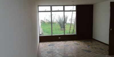 ? Venta de casa en Palermo, Manizales ?

Descubre esta impresionante casa de 210 M2, ubicada en un sector residencial de alto estrato. La propiedad se distribuye en dos niveles y ofrece:


 Amplia sala con elegantes pisos de mármol.
 Comedor y cocina integral con gas y calentador.
 5 acogedoras alcobas con pisos de madera y 4 clósets.
 Biblioteca/estudio ideal para trabajar o leer.
 4 baños modernos y funcionales.
 Espacioso patio y alcoba de servicio.
 Bahía de parqueo y garaje cubierto con capacidad para 2 vehículos.


Con pisos en cerámica y una vista panorámica, esta casa está cerca de centros comerciales, colegios, universidades y parques, ofreciendo comodidad y calidad de vida. Perfec
