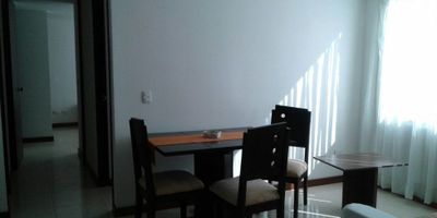 Se vende apartamento con garaje en Urapanes, Villamaría 

Este encantador apartamento de 79.52 M2 en el tercer piso ofrece un hogar acogedor y funcional. Consta de una luminosa sala-comedor, 3 cómodas alcobas, 1 clóset, y 1 baño. La cocina semi-integral está equipada para tu conveniencia, mientras que la zona de ropas y los pisos en cerámica añaden practicidad y estilo.

El edificio cuenta con portería, ascensor y planta eléctrica, asegurando comodidad y seguridad. Disfruta de una vista panorámica y la cercanía a centros comerciales, colegios, universidades y parques. Además, está bien comunicado con transporte público, en una zona residencial tranquila. Perfecto para quienes buscan calidad de vida en Villamaría.
