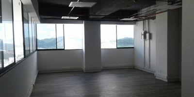 ? Venta de Oficina en el Cable, Manizales ?

Excelente oportunidad de inversión en la zona rosa de la ciudad. ?✨

Oficina de 56.6 m² en el piso 4, con 1 baño, aire acondicionado, balcón, cocina equipada y garaje. Incluye salón social, gimnasio, canchas de juegos, y una terraza con vistas panorámicas. Ubicada cerca de avenidas principales, universidades y centros comerciales. Portería 24 horas, ascensor y circuito cerrado de TV. Ideal para negocios y empresas. ?️?
